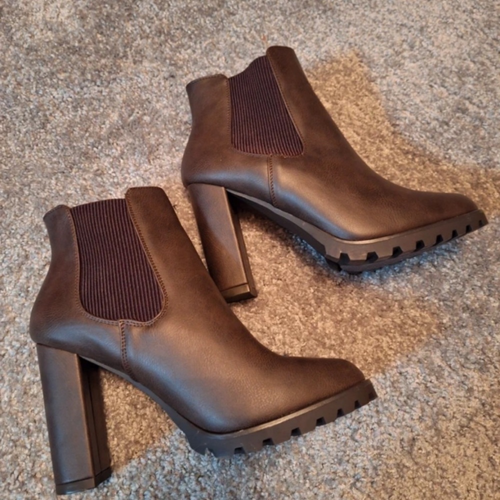 Ada Chocolate Heeled Boots
